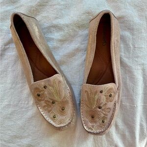 Baretraps Womens WIDE WIDTH sz 10 Shimmer Gold Suede Moc Slip On Loafers Floral